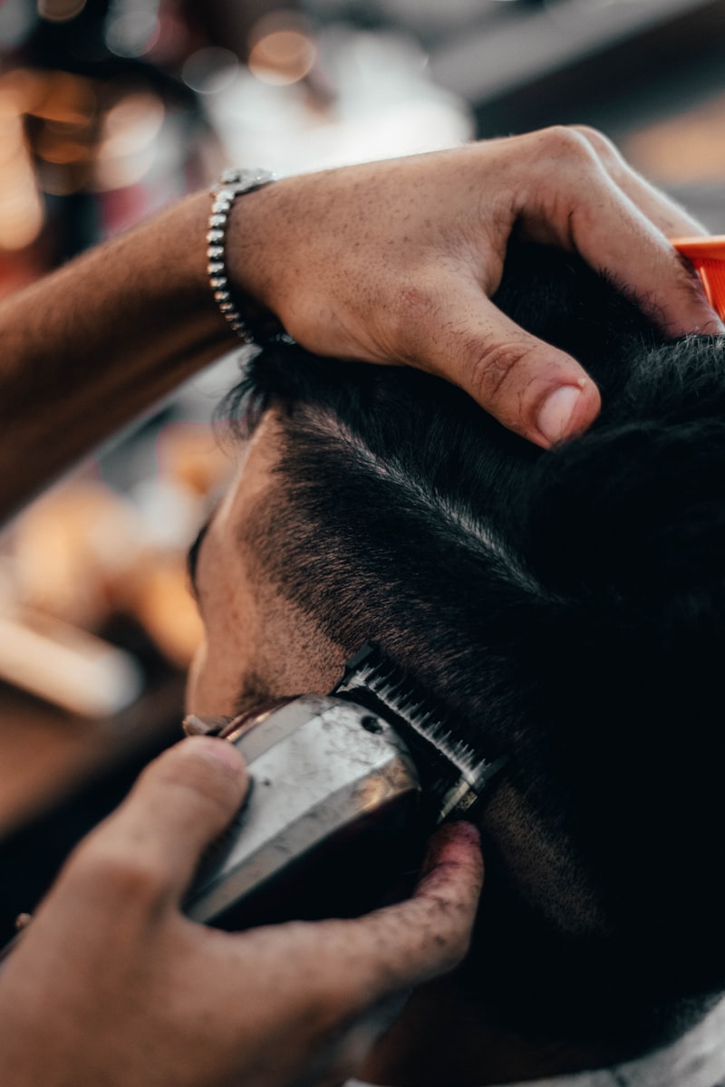Corte de cabello masculino con máquina